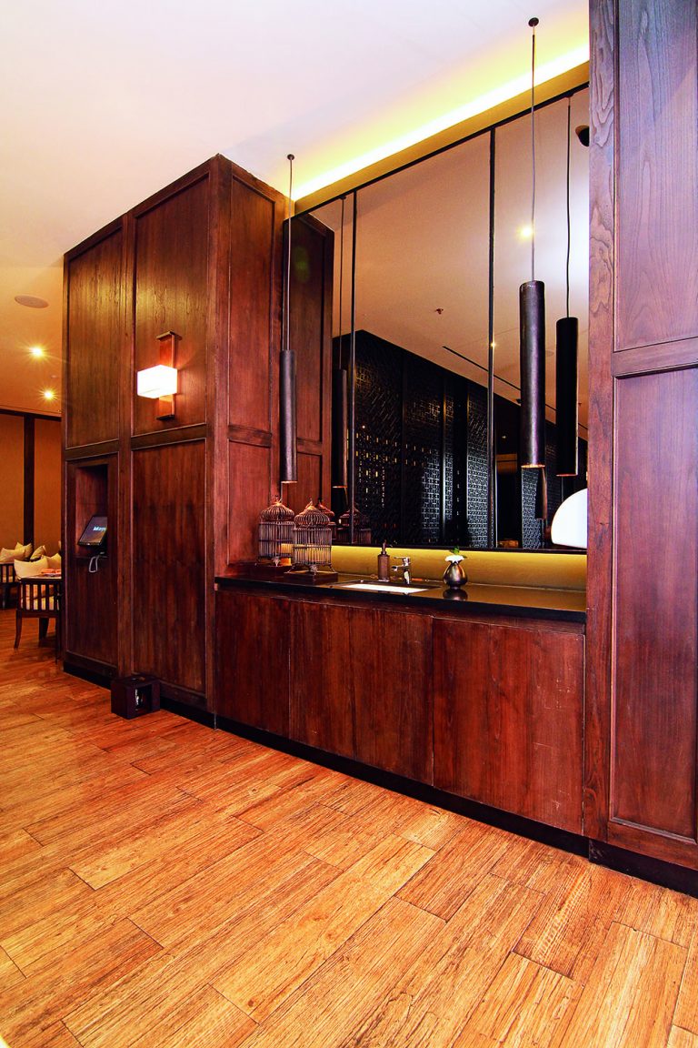 Kehangatan Ala Tropical Resort dari Porcelain Tile Motif Kayu