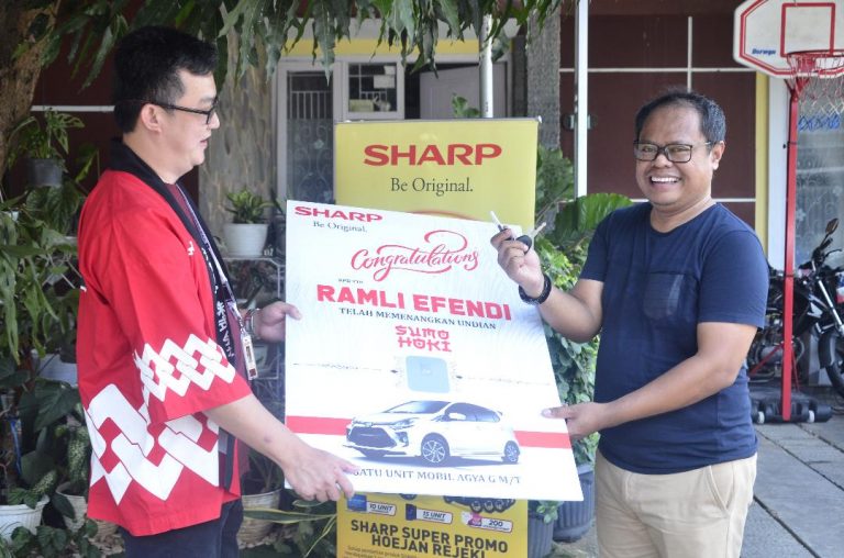 Pemenang SLD Sumo Hoki Sharp Terima Hadiah Mobil