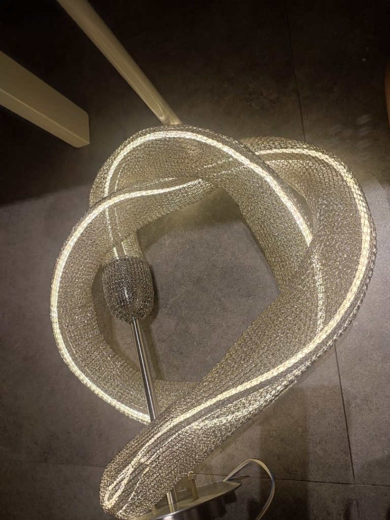 Kerajinan Tenun Metal dari Sumba Menyapa Dunia Modern