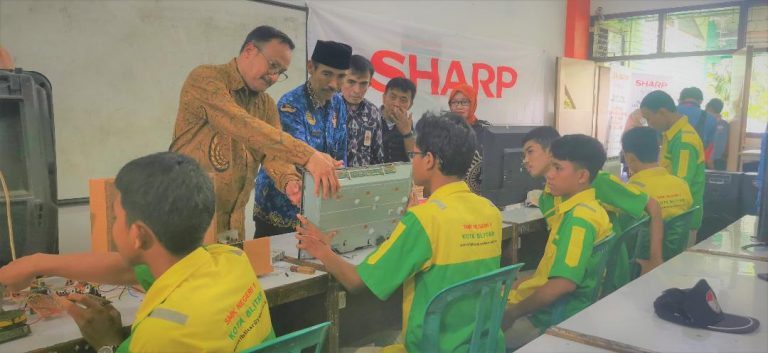 Sharp Class Hadir Di SMKN 1 Blitar, Tingkatkan Kompetensi Siswa Masuki Dunia Kerja