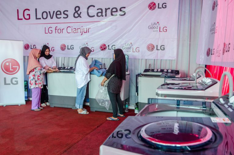 LG Peduli Cianjur, Layani Cuci Pakaian Gratis bagi Pengungsi Korban Gempa