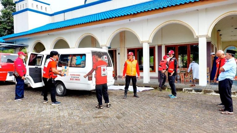 GODREJ Indonesia Peduli Cianjur Beri Produk Kesehatan
