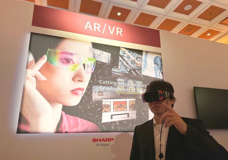 Sharp Kembangkan Prototipe Head Mounted Display VR Terhubung ke Smartphone, Ringan Ga Bikin Pusing