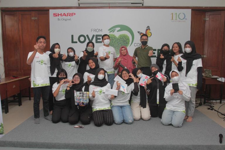 Sharp Gelar Workshop Daur Ulang Limbah Plastik di SMAN 12 Bandung