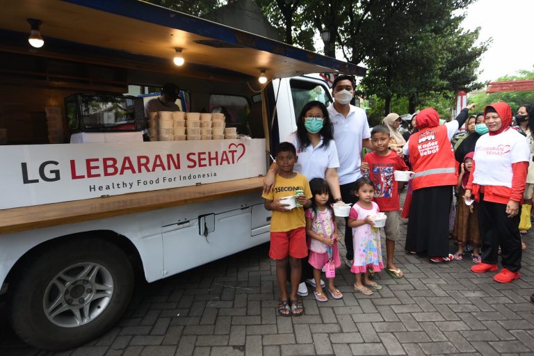 Lebaran Sehat, LG Sambangi Warga Sekitar TPS di Surabaya