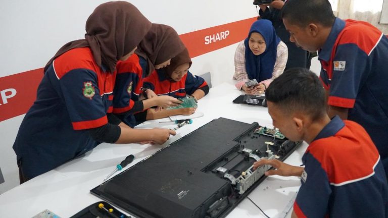Sharp Class di SMKN 4 Palembang, Pelatihan Siswa Jadi Teknisi Handal
