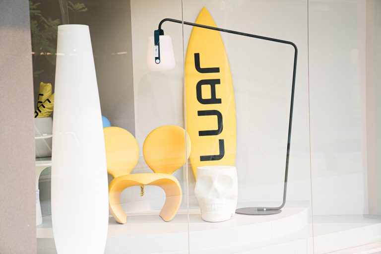 LUAR Furnitur Eksterior Modern Tahan Cuaca Ekstrem, Hadir di IDD