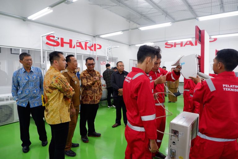 Sharp Indonesia Beri Pelatihan Warga Karawang untuk Jadi Teknisi AC