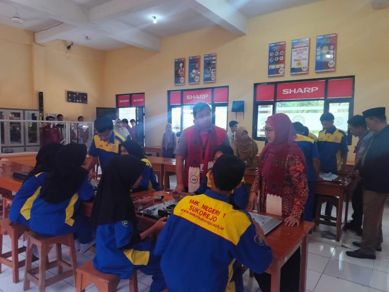 Sharp Indonesia Siapkan Lulusan SMK yang Unggul sebagai Teknisi Elektronik Lewat Program Sharp Class