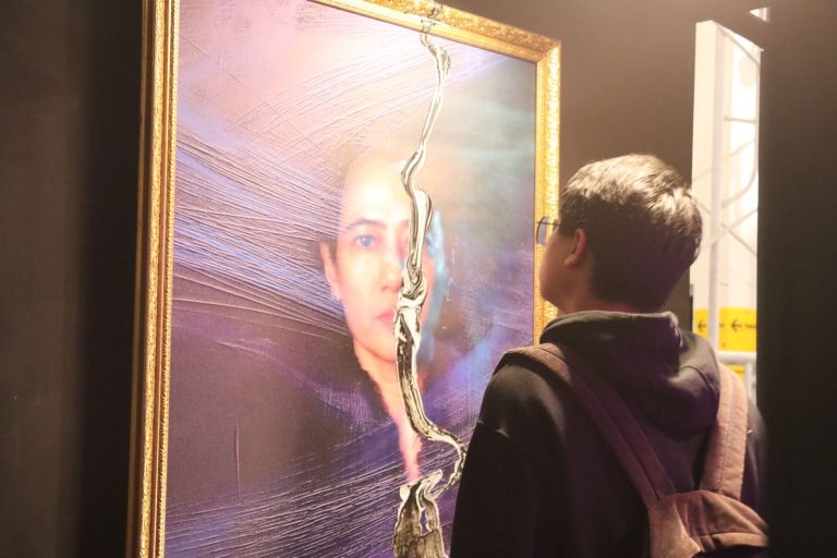 Tips Memanfaatkan Lampu untuk Membuat dan Menampilkan Karya Seni Lukis