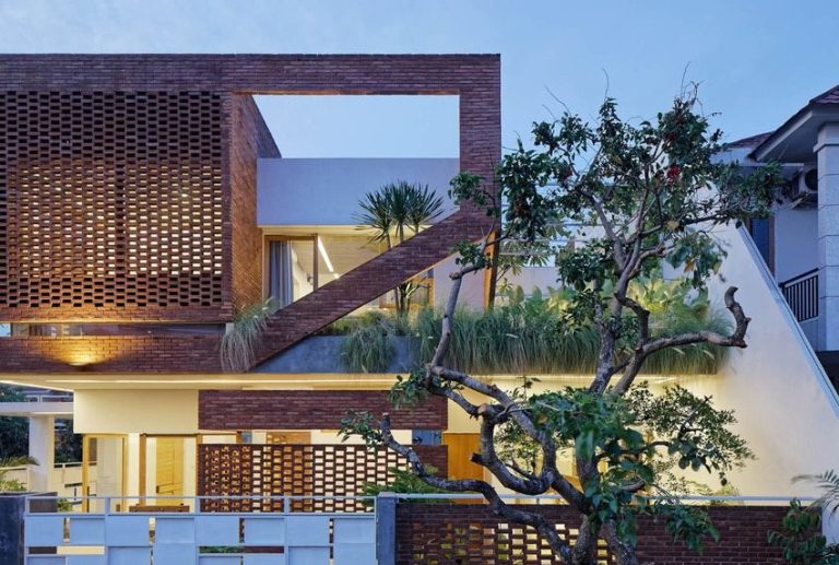 Penerapan Arsitektur Hijau dan Eksplorasi Material Lokal Bikin Rumah Humble dan Hangat