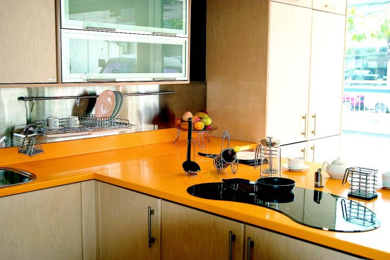 StandOut, Dapur Rumah Ini Gunakan Solid Surface Kuning Ngejreng di Table Top-nya