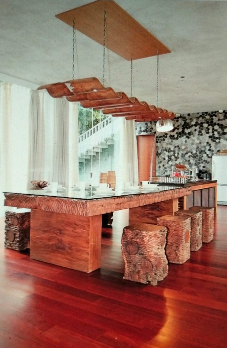 Inspirasi Olahan Kayu Trembesi Gelondongan dan Batu Kali Bikin Ruang Unik dan Bernilai Seni