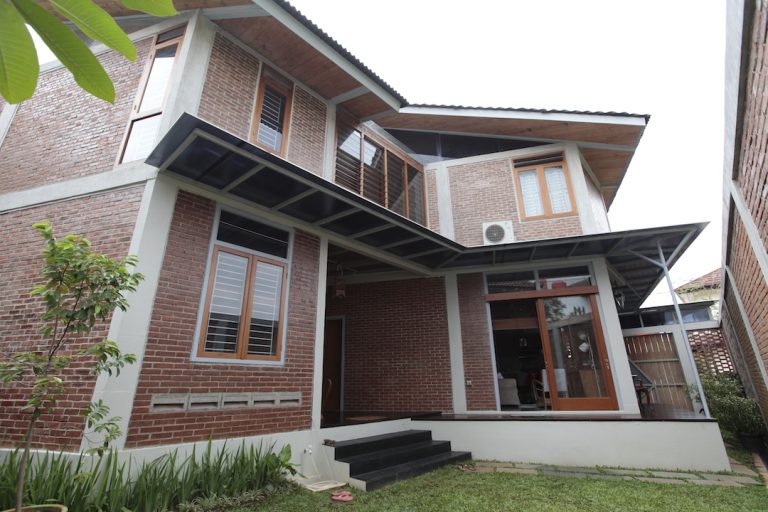 Menabung Air Hujan di Teras Rumah Yuk!