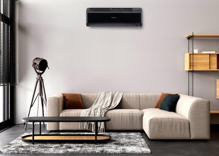 Menampilkan AC yang dipasang secara benar di ruang keluarga