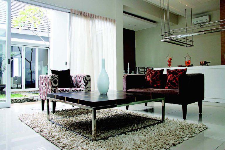 Eklektik Manis di Ruang Keluarga: Bersolek dengan Koleksi Perabot Lama Berbagai Gaya