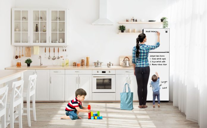 Sharp shine J Tech Inverter, kulkas hemat energi dengan fitur tulis