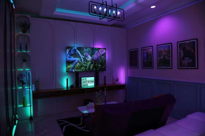 3WiZ Lights Beyond Cinema Room Menmpilkan suasana ruang TV yang menggunakan Wiz TV Sync.