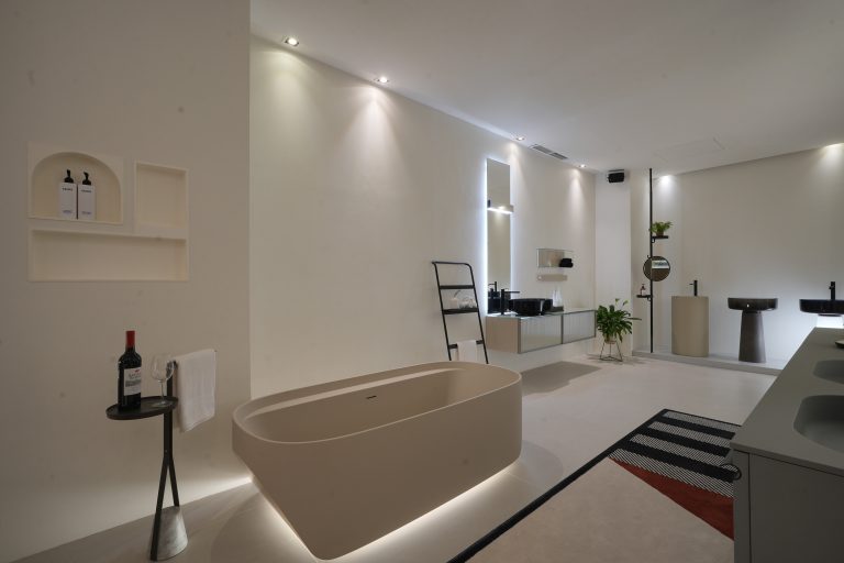 Showcase baru Antoniolupi di Le Château Living menampilkan desain kamar mandi modern dan elegan dengan bathtub dan washbasin bergaya minimalis.