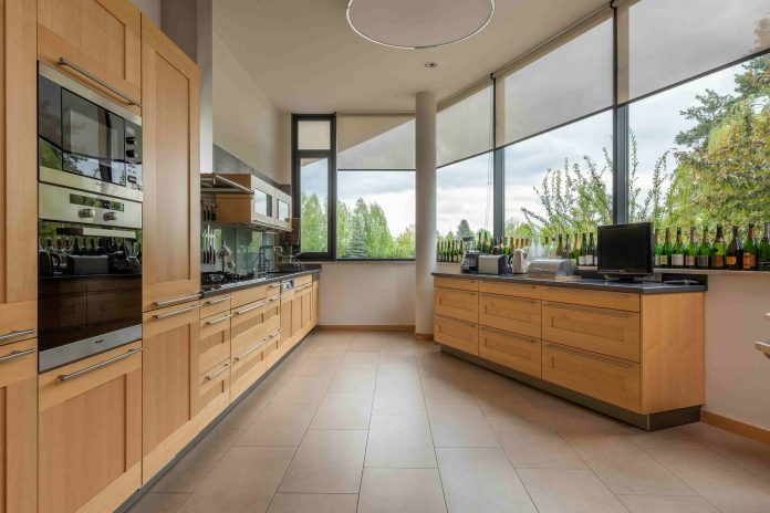 Desain rumah tropis modern dengan ventilasi alami dan bukaan lebar
