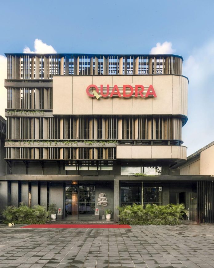 Tampak depan Quadra Gallery Signature Bali dengan desain modern bernuansa tropis dan material sintered stone