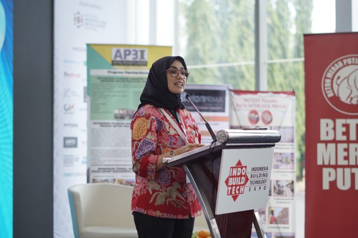 Penyampaian Kata Sambutan oleh Ketua Umum Asosiasi Perusahaan Pracetak dan Prategang Indonesia (AP3I), Ir. Elvi Fadilah, MBA