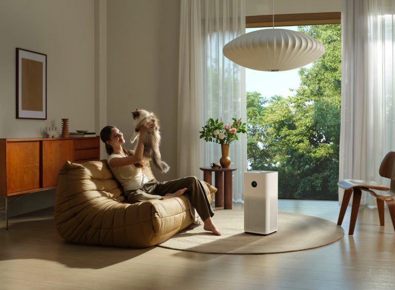 Menampilkan Mijia Smart Air Purifier 6 produk AIoT terbaru Xiaomi yang digunakan di ruang keluarga.