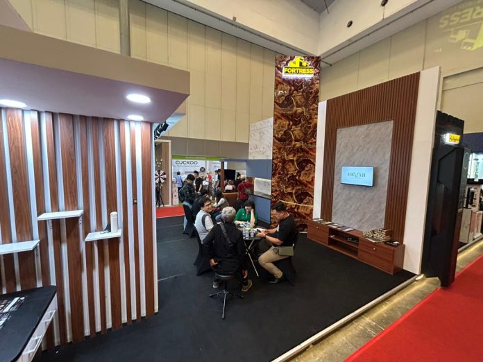 MEVVAH JBS Perkasa di Homedec 2025 Menampilkan suasana booth JBS Perkasa di Homedec 2025 dengan dua produk unggulan Mevvah WPC Wal Panel dan Pintu Baja Fotress