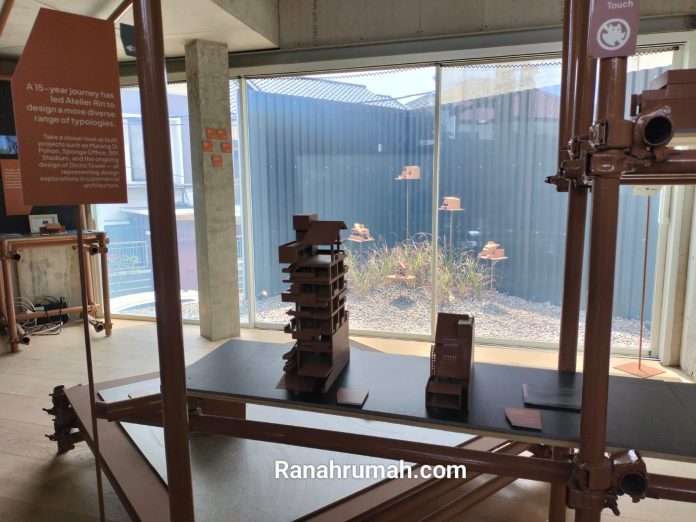 Pameran A Life Less Ordinary  atelier Riri Yakub 15 Tahun menampilkan maket beberapa proyek Atelier Riri - terbangun dan yang sedang on going