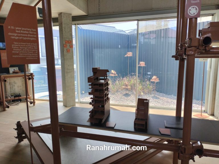menampilkan maket beberapa proyek Atelier Riri - terbangun dan yang sedang on going
