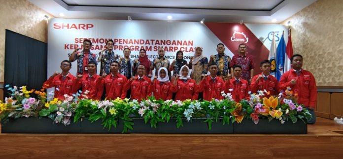 Perwakilan Sharp, Sekolah, Dinas pendidikan dan anak anak peserta Sharp Class di SMKN 39 Jakarta berfoto bersama Foto bersama perwakilan Sharp Indonesia, Sekolah, Dinas Pendidikan, dan peserta Sharp Class SMKN 39 Jakarta
