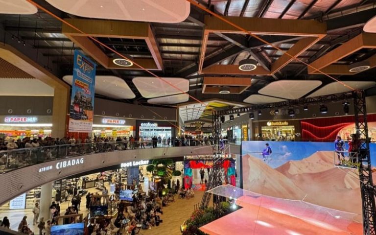 Pengunjung menikmati kemeriahan Summarecon Expo 2025 di Summarecon Mall Bandung dengan beragam promo properti dan hiburan keluarga.