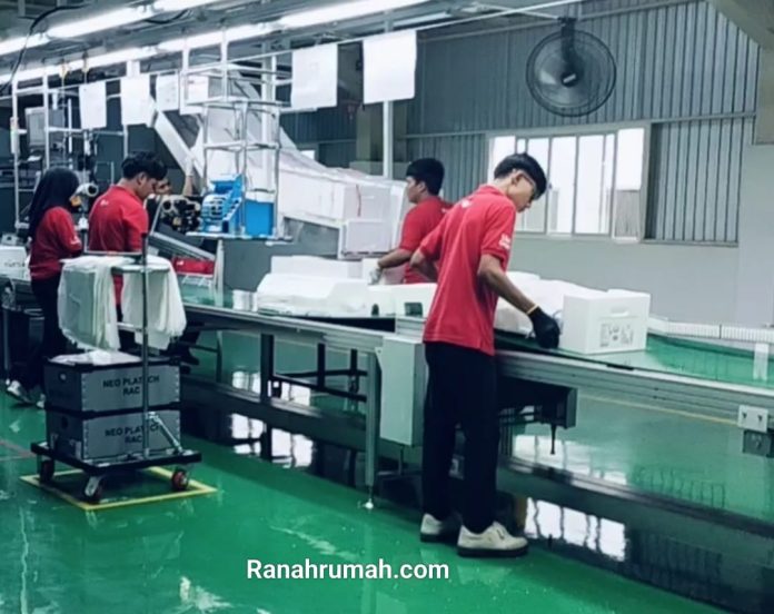 Transformasi IndustriHVAC Teknisi sedang memeriksa sistem pendingin udara modern di fasilitas industri HVAC Indonesia.