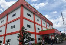 Salah satu bagian tampak luar pabrik baru LG Electronics di Bekasi yang menampilkan showroom produk AC dan HVAC LG. Pabrik baru ini menjadi pusat produksi AC dan inovasi HVAC.