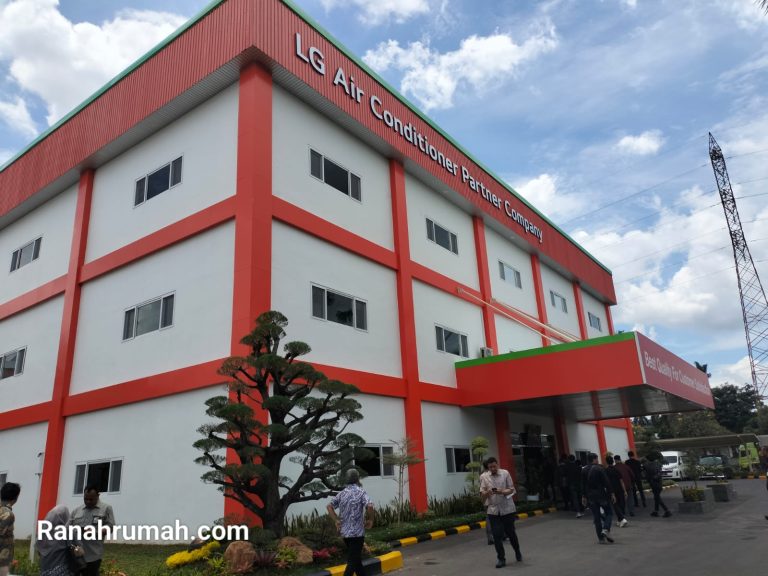 Salah satu bagian tampak luar pabrik baru LG Electronics di Bekasi yang menampilkan showroom produk AC dan HVAC LG. Pabrik baru ini menjadi pusat produksi AC dan inovasi HVAC.