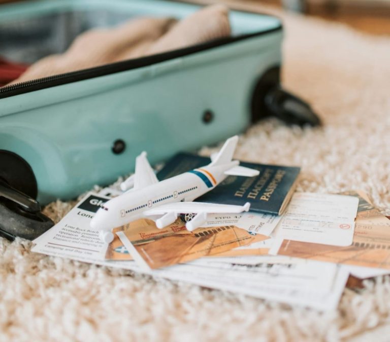 Segala persiapan untuk liburan keluarga dari mulai transporasti, dokumen penting, kopor.