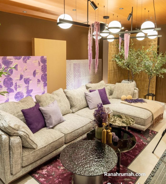 Instalasi Rina Renville bertema rastik elegan untuk ruang keluarga dengan menggunakan sofa dari Versailes