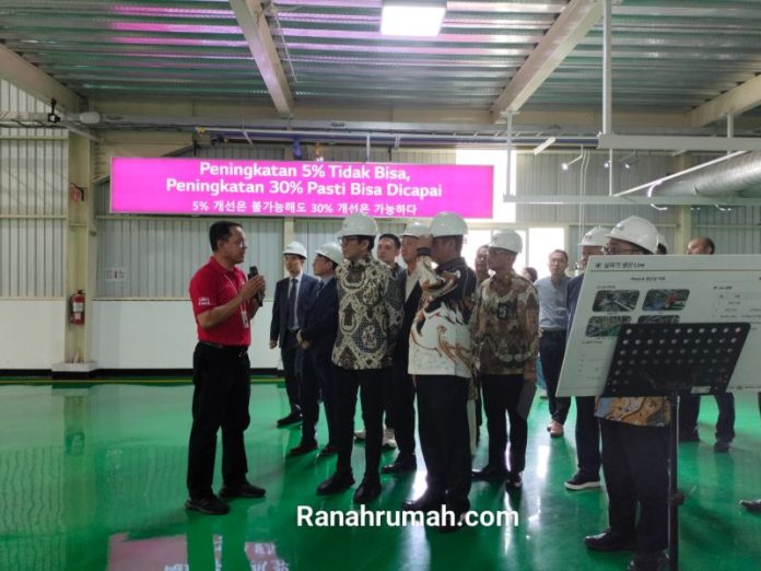 LG TKDN-2 Momen Wamen Perindustrian Indonesia bersama jajaran manajemen LG berkeliling di pabrik Ac LG di Bekasi