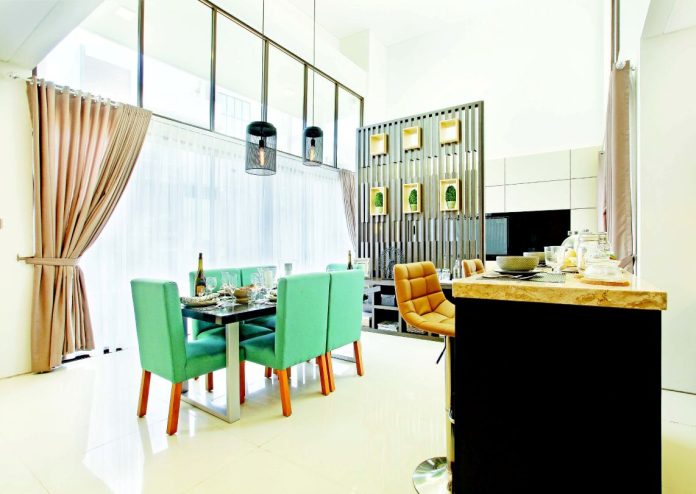 Partisi kayu 3 Dimensi (1) Partisi memisahkan kegiatan di area makan dan ruang tamu. Satu set meja makan dengan enam kursi cantik berlapis kain menjadi aksen.