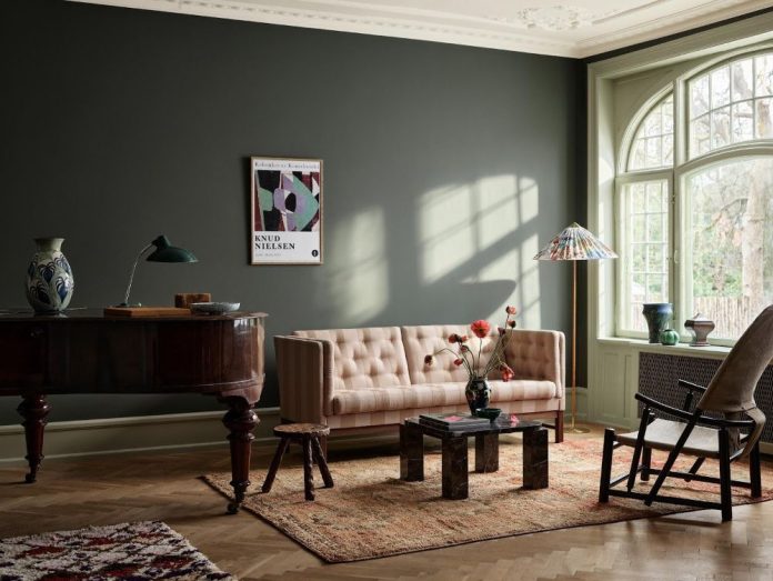 Menampilkan ruang keluarga yang hangat dan berkarakter dengan pengaplikasian palet warna Passage of Time dari Soulful Spaces Jotun