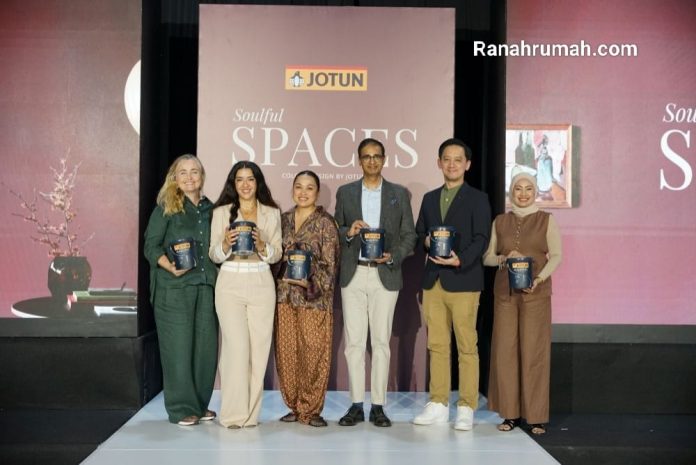 Jajaran manajemen Jotun saat peluncuran Jotun Global Colour Collection 2026 “Soulful Spaces” di Jakarta, 31 Oktober 2025.