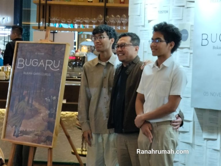 Ren Katili bersama kedua putranya di samping kover novel Bugaru