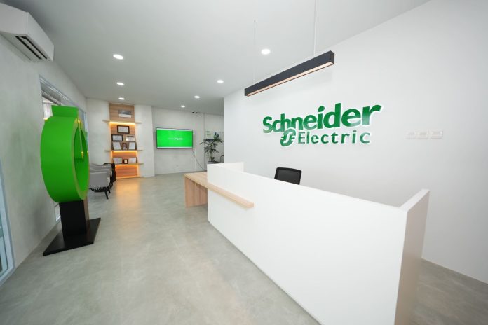 Schneider Electric Service Hub Batam Tampak ruang depan dari Service Hub Batam Schneider Electric