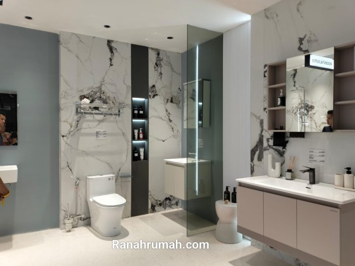 Displai produk JOMOO yang dikemas dalam desain kamar mandi modern