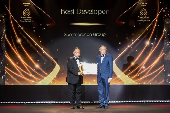 Adrianto P. Adhi - Presiden Direktur Summarecon saat menerima penghargaan untuk Summarecon Group menerima penghargaan dari PropertyGuru Indonesia Property Awards 2025
