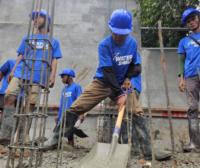 tukang bangunan di lapangan