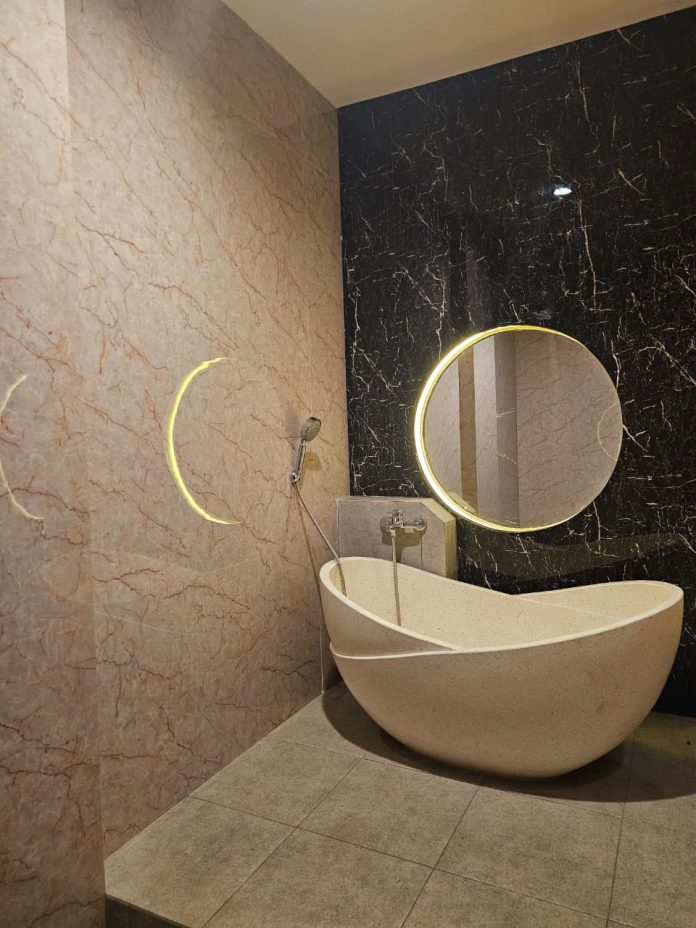 Wall panel dekoratif Mevvah diaplikasikan di kamar mandi Kamar mandi dengan dinding yang dilapisi luxury wallpanel Mevvah