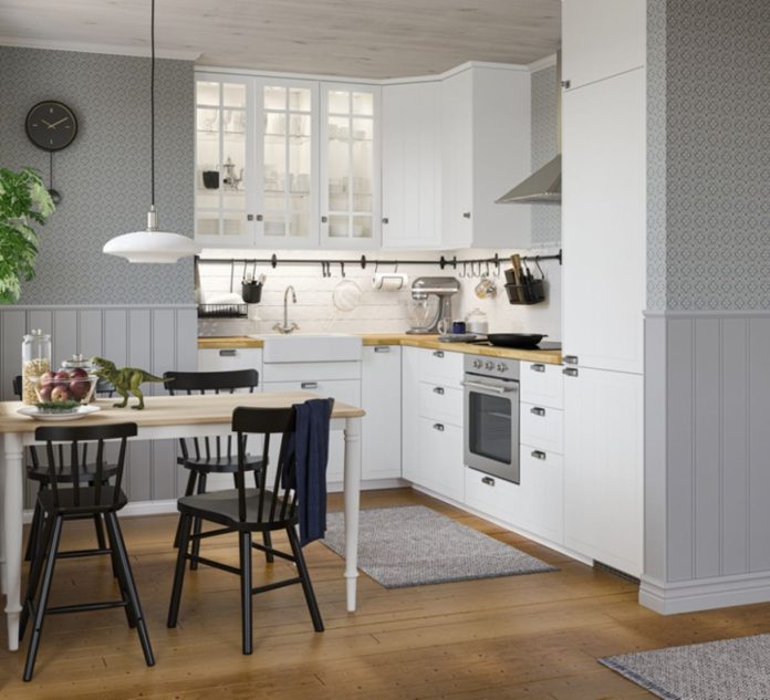 Dapur putih dan meja makan tertata rapi