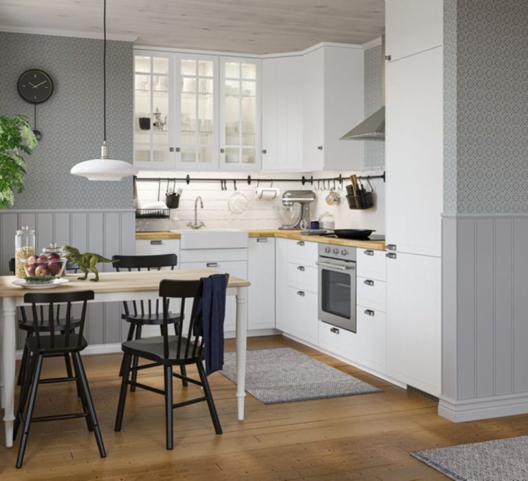 Dapur putih dan meja makan tertata rapi