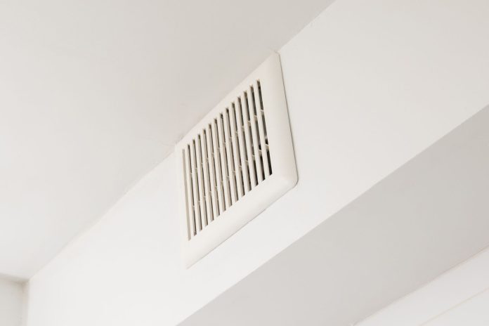 Exhaust fan modern terpasang di dekat plafon ruang keluarga dengan desain minimalis